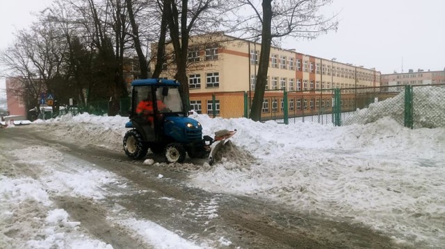 Odśnieżanie ulic i parkingów na os. Kazanów w Przemyślu.