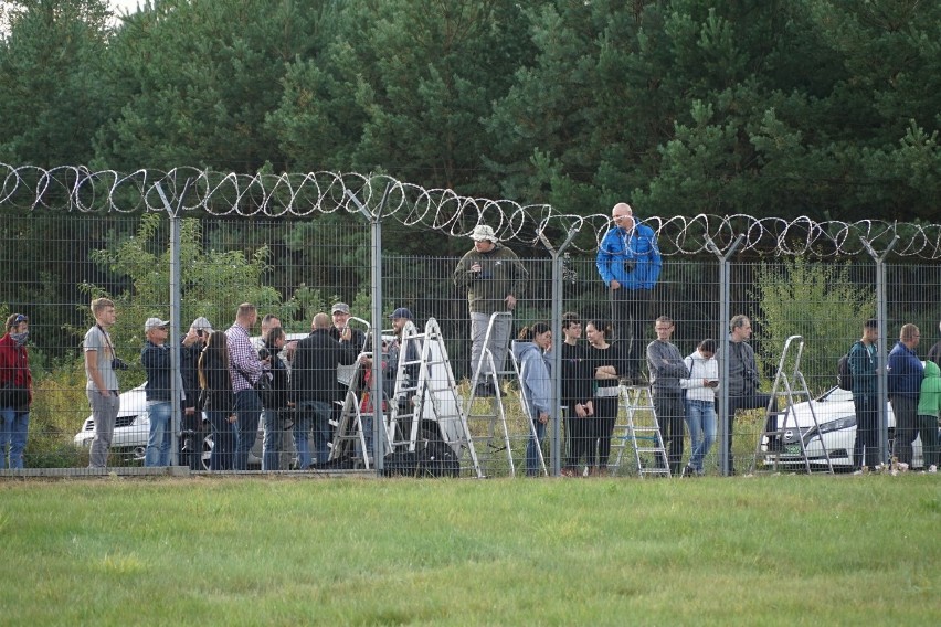 Spotterzy na platformie 27 w Pyrzowicach i przy płocie...