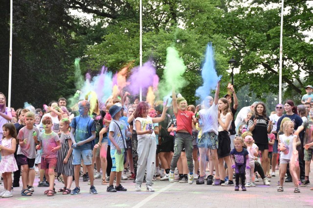 W parku zrobiło się kolorowo za sprawą proszków holi. Impreza na stałe wpisała się w kalendarz imprezy Wolsztyńskiego Domu Kultury