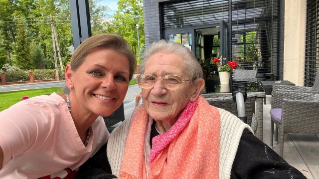 Teresa Wójcik ma już prawie 106 lat. Na zdjęciu z wnuczką Małgorzatą Kott.