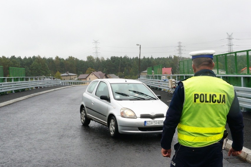 Policjanci na wiadukcie w Chruszczobrodzie.
