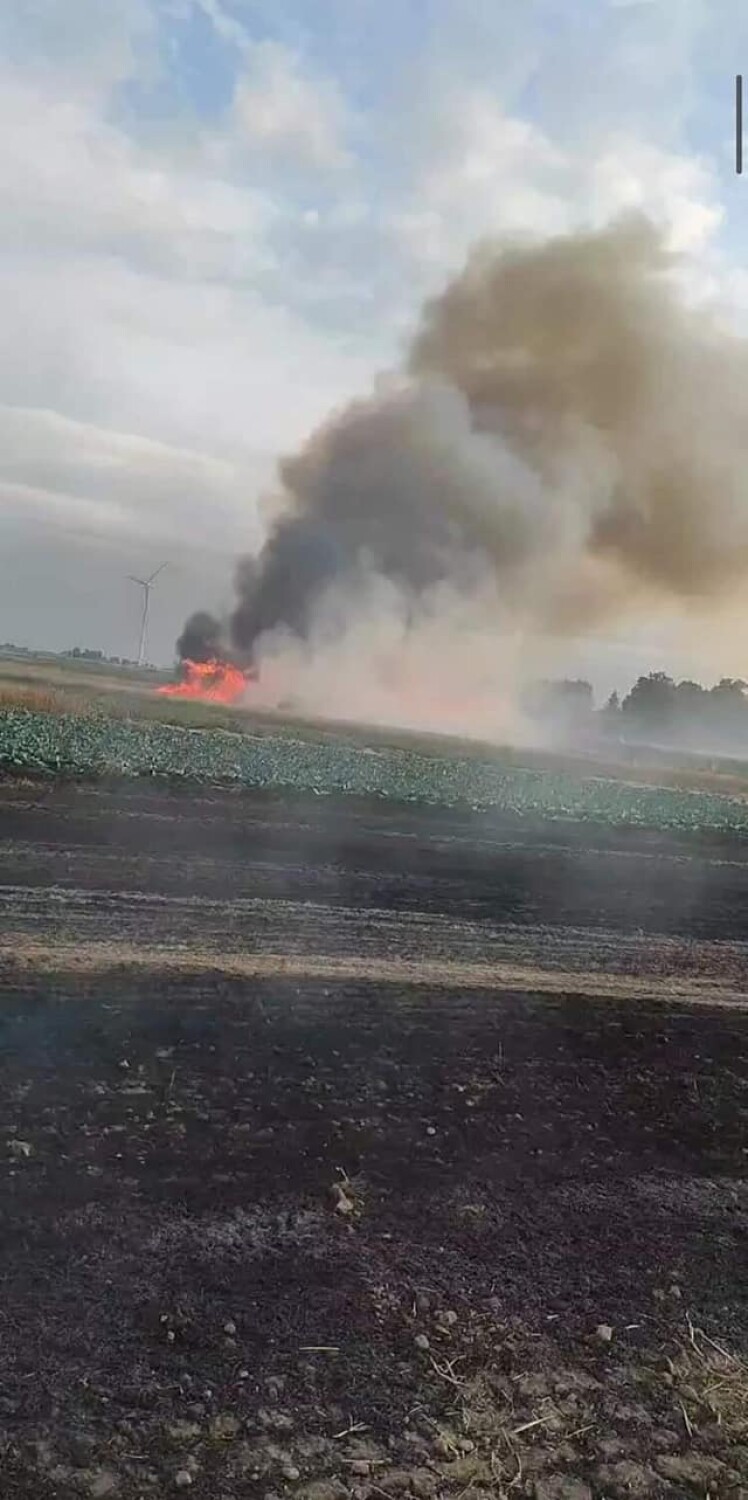 Ogień szalał w Kawęczynku. Strawił sprzęt rolniczy i zboże...