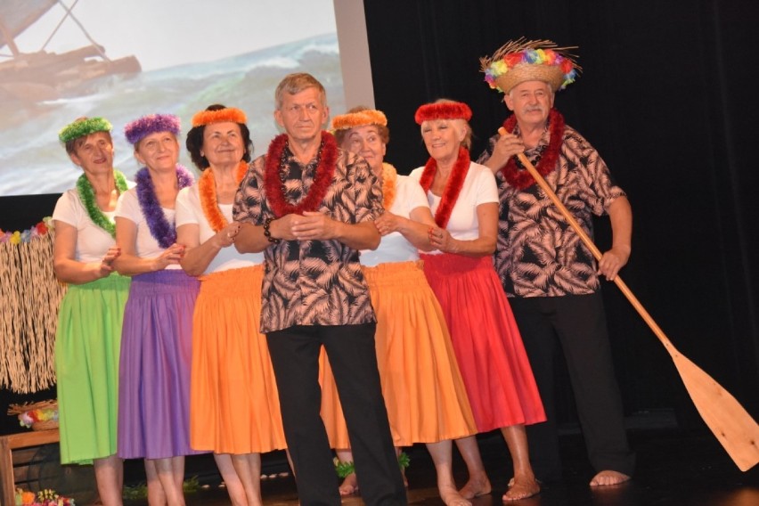 Niezwykłe przedstawienie w hawajskim klimacie w wykonaniu sekcji tańca hula WUTW [ZDJĘCIA] 