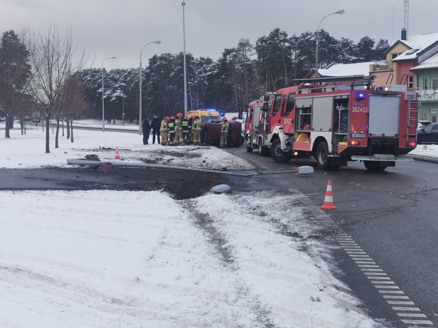 Wypadek we Włocławku. Policyjny pościg zakończony na słupie na alei Kazimierza Wielkiego [zdjęcia] 