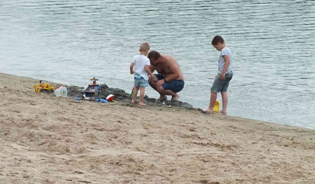 Mimo nie najlepszej pogody na kąpielisku Piachy w Starachowicach pojawiali się pojedynczy wypoczywający i kąpiący się. Ratownicy kończyli kurs dla nowych ratowników wodnych.

Piachy są jedynym otwartym kąpieliskiem w Starachowicach. W drugim kąpielisku Lubianka, woda jest spuszczona i w tym roku na pewno nie będziemy się tam kąpać. Jak zapewnił nas Patryk Bebelski szefujący w sobotę ratownikom na Piachach, ten akwen jest przygotowany do sezonu, który oficjalnie rozpoczyna się 24 czerwca, po Nocy Świętojańskiej.

W sobotę instruktorzy ratownictwa wodnego kończyli kurs dla kandydatów na nowych ratowników. My trafiliśmy na ostatnią konkurencję, sprawne pływanie łodzią ratunkową. Na kurs zgłosiło 16 osób.

W sezonie, na Piachach kąpią się Starachowice, Skarżysko-Kamienna i Ostrowiec Świętokrzyski. Bo Piachy to wręcz “kultowe” kąpielisko miasta i okolicy. Do najczystszego kąpieliska w regionie świętokrzyskim, w szczycie sezonu, na różne sposoby przybywa tysiące starachowiczan. Tym opłaca się przyjechać nawet na kilka godzin, po pracy. Co najmniej do połowy sierpnia kąpielisko będzie miało pierwszą klasę czystości wody. Potem czystość wody obniża się z powodu niechlujstwa kąpiących się.

Na wypoczywających na Piachach czekają kajaki, rowery wodne, czterech stałych ratowników i kilku tak zwanych “społecznych”. Dostali nową lodź motorową. Kierownikiem kąpieliska będzie Marek Basiak. Poprawiła się tutejsza gastronomia, wygląda już nieźle. Bez zmian jest płatny, gruntowy parkingu dla samochodów. W pełni sezonu nie jest w stanie pomieścić wszystkich samochodów i stoją one na każdym skrawku wolnego miejsca.

>>> ZOBACZ WIĘCEJ NA KOLEJNYCH ZDJĘCIACH 