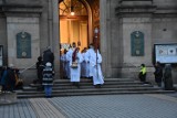 Msze z procesjami wokół kościołów. W bazylice dzisiaj (4 kwietnia) rano, w sanktuarium w Kobylance - wczoraj późnym wieczorem