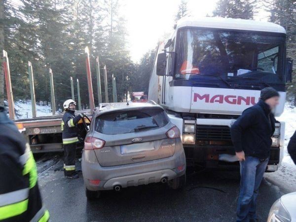 Wypadek w Mochnaczce Wyżnej: ford pomiędzy potężnymi pojazdami [ZDJĘCIA]