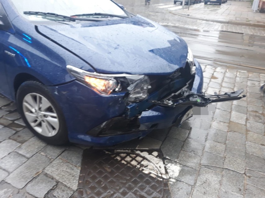 Dwa samochody zderzyły się na ul. Nowowiejskiej we Wrocławiu [ZDJĘCIA]