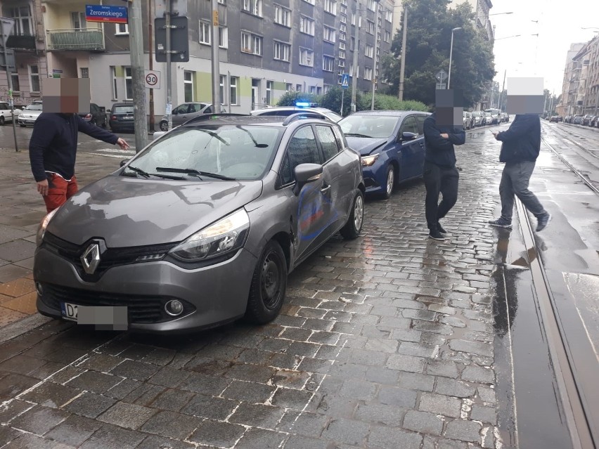 Dwa samochody zderzyły się na ul. Nowowiejskiej we Wrocławiu [ZDJĘCIA]