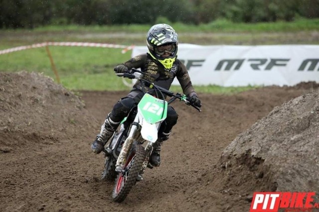 W Mistrzostwach Okręgu Bydgoskiego Pit Bike w klasie STOCK 125 wygrał Antoni Michalski, ale liderem cyklu został drugi na mecie Maksymilian Pawełczak. Dlaczego? Ponieważ jazda Michalskiego była traktowana jako egzamin licencyjny i punkty nie zostały zaliczone. 

Pawełczak miał w Głażewie sporo "przygód". Po wygranych kwalifikacjach awarii uległ jego motocykl. Z pomocą pospieszyła Tosia Rogalska, która udostępniła swój sprzęt. Na nim Maks pognał po fotel lidera cyklu. Kolejną rundę zaplanowano w Lesznie. 

A już w sobotę na bydgoskim Kartodromie Pawełczak powalczy w ostatniej rundzie Pucharu Polski Pit Bike.

ZOBACZ ZDJĘCIA Z RYWALIZACJI W GŁAŻEWIE >>>>>