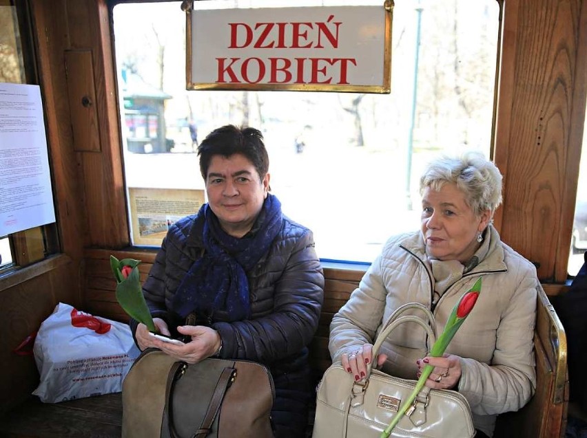 Kraków. Panie w specjalnym tramwaju na Dzień Kobiet