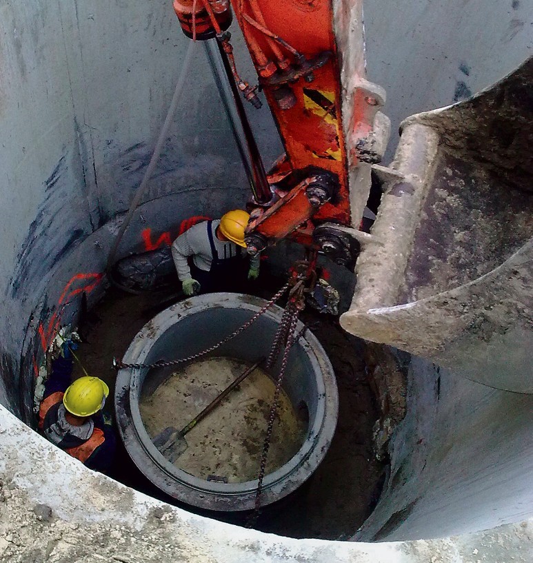 Budowa studni kanalizacyjnej metodą studniarską