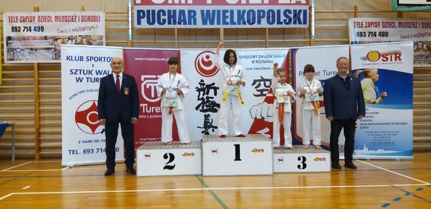 Młodzi karatecy Uczniowskiego Klubu Karate Shinkyokushinkai...