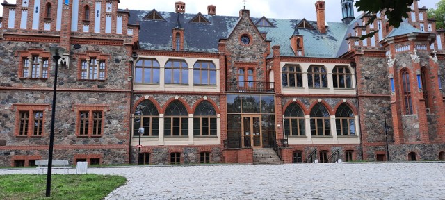 Czytelnicy narzekają, że odremontowane obiekty szkoły muzycznej w Żaganiu są jak twierdza. Gdy był tam szpital, nie było takich problemów