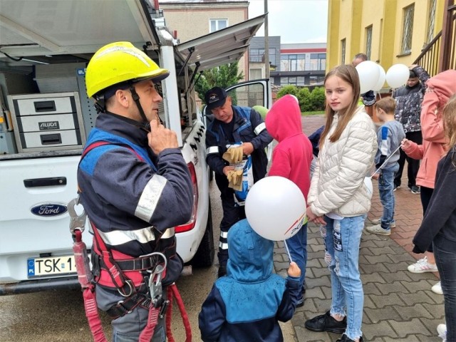 Dzieci z "Przystani" miały okazję dowiedzieć się, jak pracuje Pogotowie Energetyczne, dostały też prezenty od pracowników PGE.