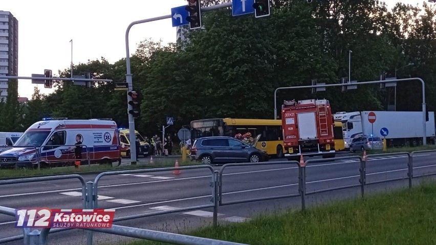 Autobus wjechał w osobówkę. Trzy pasy ruchu w kierunku Katowic zablokowane