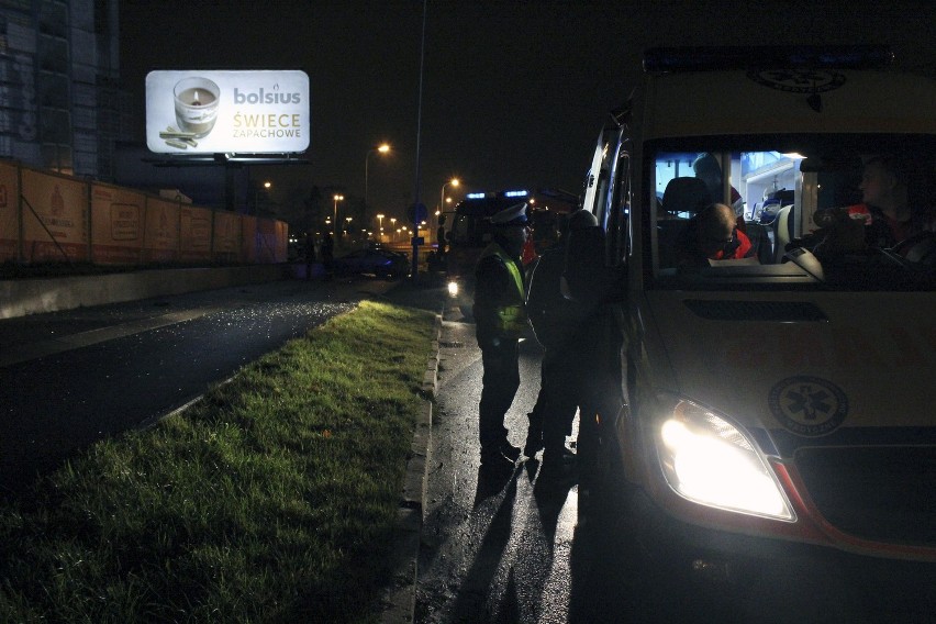 Pijany kierowca na Rokicińskiej w Łodzi wjechał w latarnię