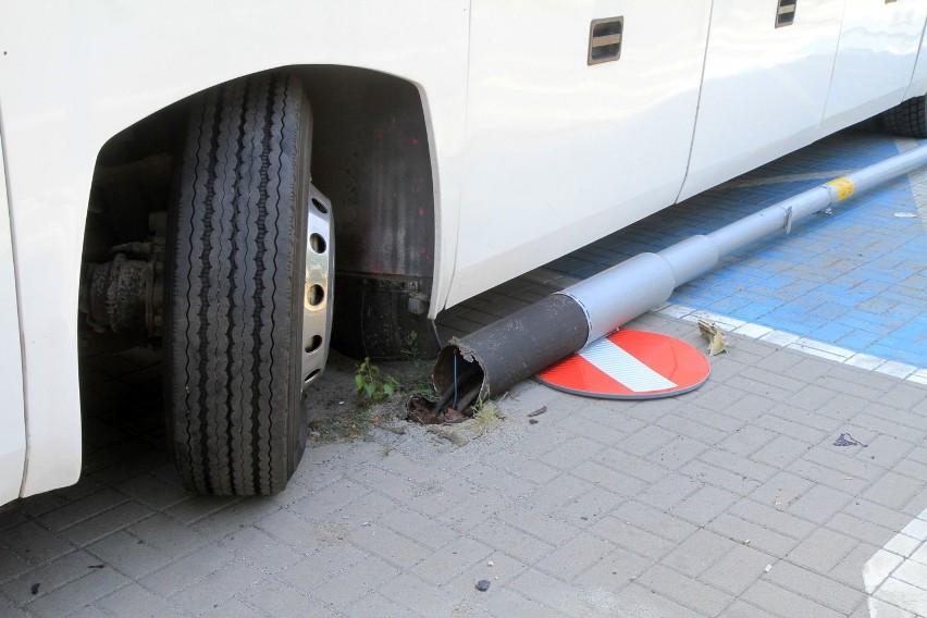 Autokar uderzył w  latarnię koło  zoo