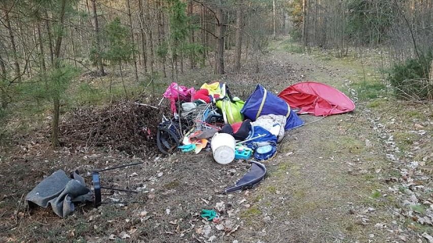 Policjanci z Augustowa ustalili osobę, która wywiozła śmieci do lasu. To 31-letni mężczyzna