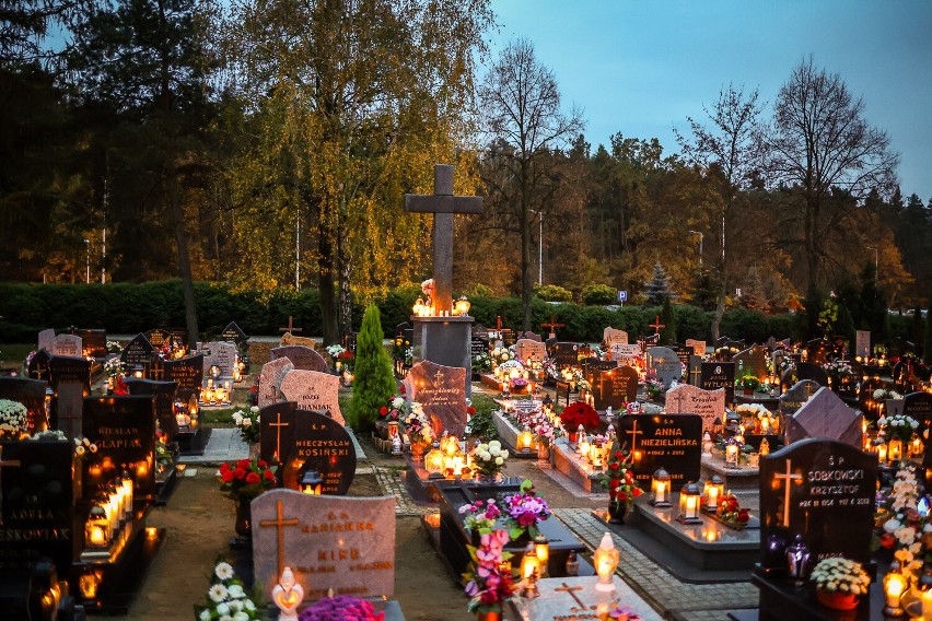Cmentarz w Lesznie 1 listopada 2022 po zmroku rozświetliły tysiące zniczy ZDJĘCIA