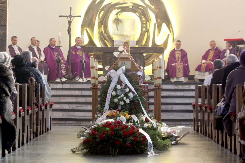 Gdynia. Flesz z przeszłości. 22.12.2011. Pogrzeb redemptorysty ojca Edwarda Ryby. Pożegnano zasłużonego dla miasta duchownego