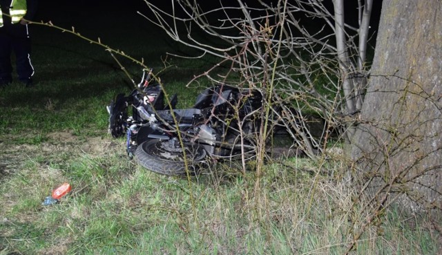 Śmiertelny wypadek w gminie Czermin. Nie żyje 29-letni motocyklista. Mężczyzna uderzył w drzewo