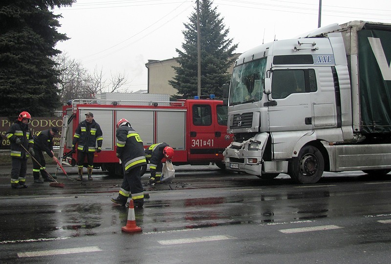 Kalisz: Na Łódzkiej zderzyły się dwie ciężarówki i osobówka. ZDJĘCIA