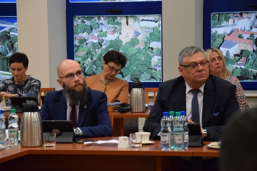 Dyrektor szpitala w ogniu pytań na sesji rady miasta Włocławek [foto]