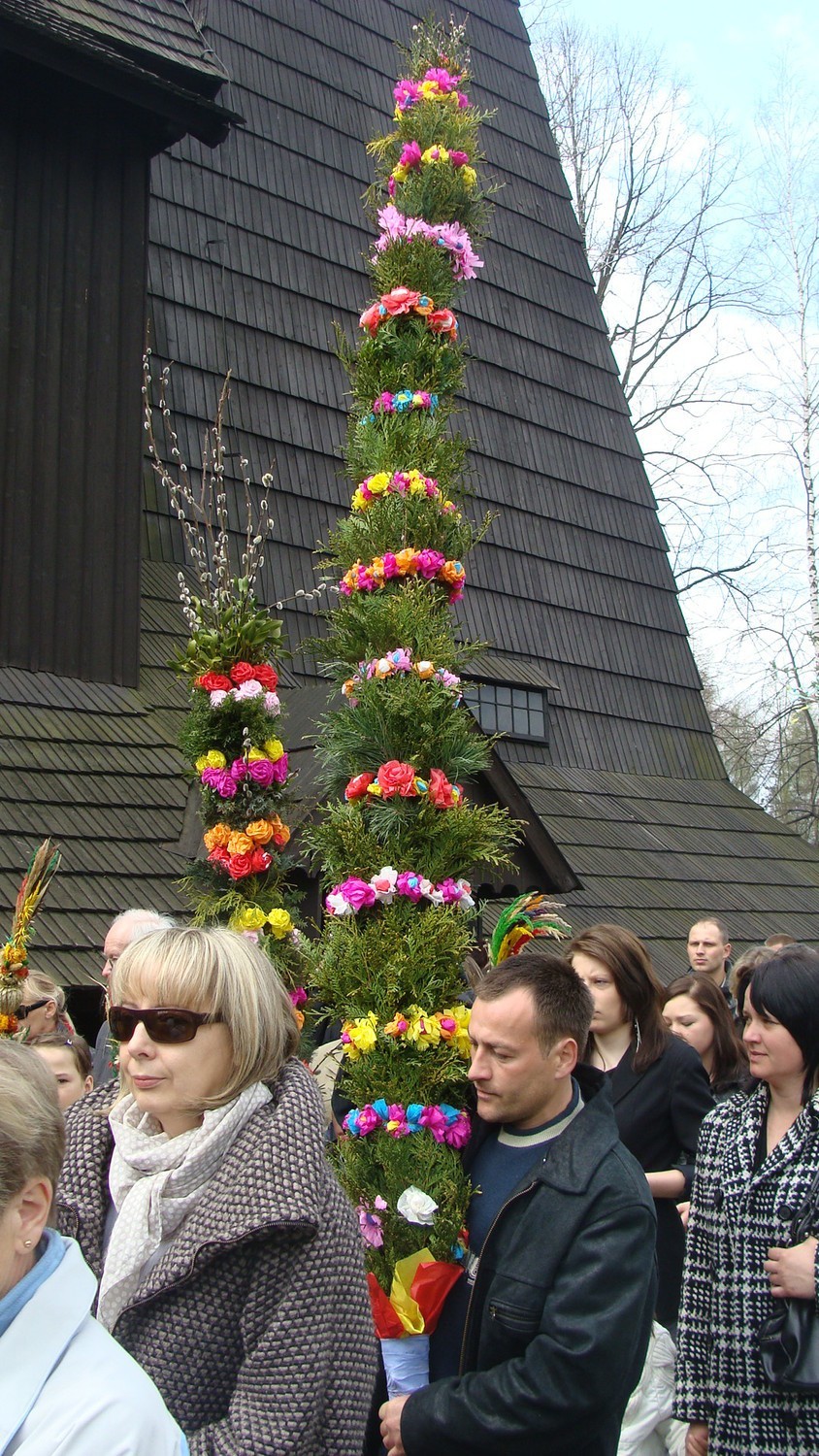 Kolorowe Palmy Wielkanocne zaprezentowane i poświęcone w Gilowicach zrobiły wrażenie na Francuzach