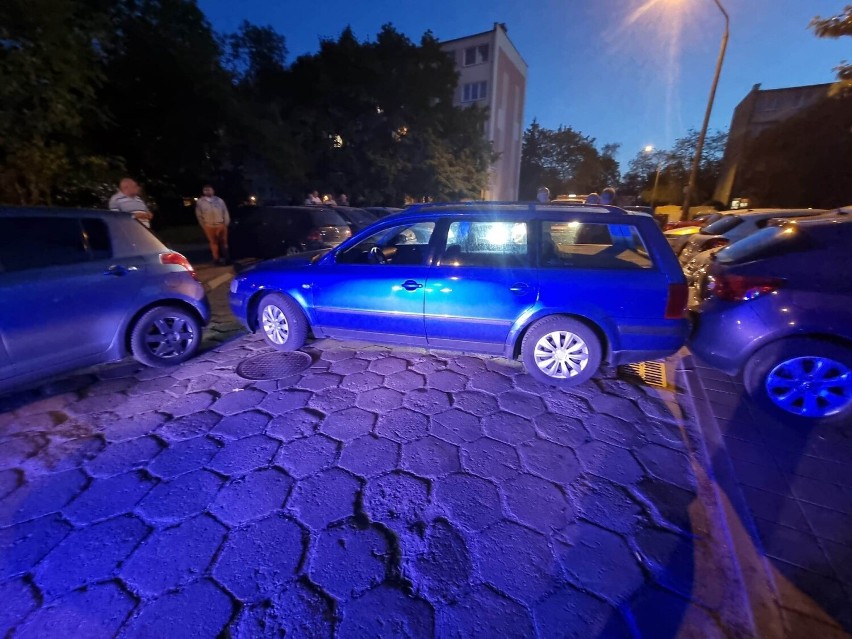 Pijany kierowca uszkodził trzy auta na parkingu. ZDJĘCIA