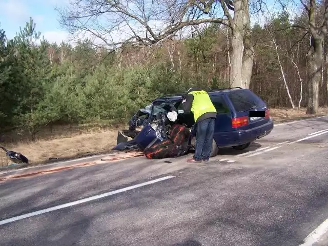 Następnie auto się odbiło i stanęło w poprzek drogi. 

Kierujący jechał sam. Poniósł śmierć na miejscu. 

Na polecenie prokuratora ciało zostało zabezpieczone do badań. Działdowscy policjanci oraz prokurator wyjaśniają okoliczności tego zdarzenia. 



Kronika policyjna
Najświeższe informacje z regionu prosto na Twoją skrzynkę e-mail. Zapisz się do newslettera!  Dodaj swój artykuł.  Dodaj swoje zdjęcia
