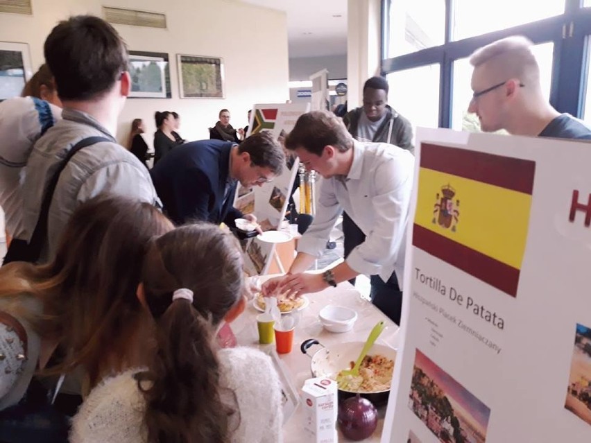 Nowy Sącz. International Cooking Day 2018. Studenci WSB-NLU gotowali dla chorego Przemka