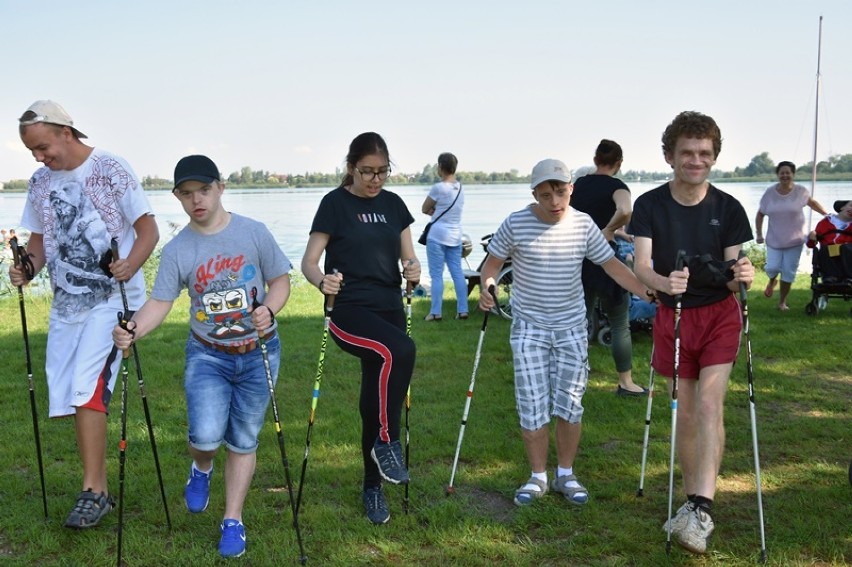 Piknik osób niepełnosprawnych nad jeziorem w Kunicach [ZDJĘCIA]