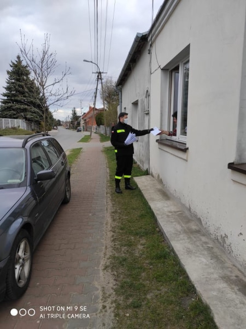 Samorządy rozdają bezpłatne maseczki mieszkańcom. W Wolborzu...