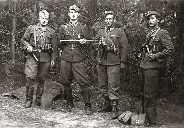 Zdjęcie wykonano w czerwcu 1947 roku. Widać na nim żołnierze niepodległościowej partyzantki. Od lewej: Henryk Wybranowski „Tarzan”, Edward Taraszkiewicz „Żelazny”, Mieczysław Małecki „Sokół” i Stanisław Pakuła „Krzewina”