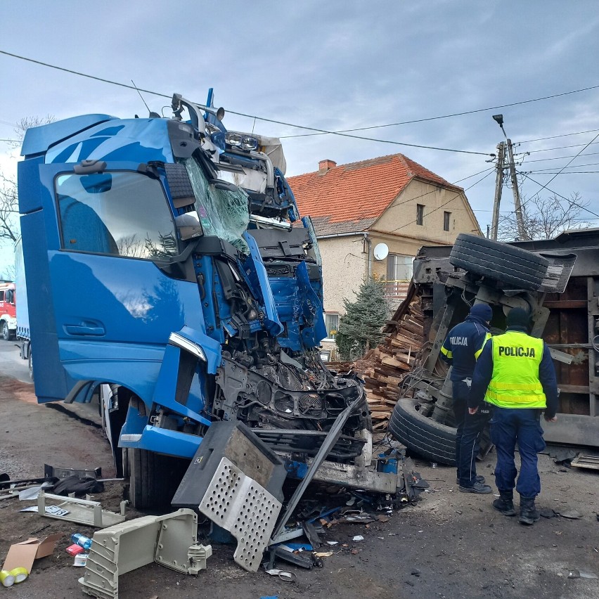 Dwie rozbite ciężarówki i ranny strażak. Poważny wypadek w Piławie Górnej pod Dzierżoniowem - ZDJĘCIA