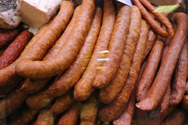 Na polski rynek trafiło tysiące ton przetworów mięsnych, których składnikiem przy produkcji była sól przemysłowa