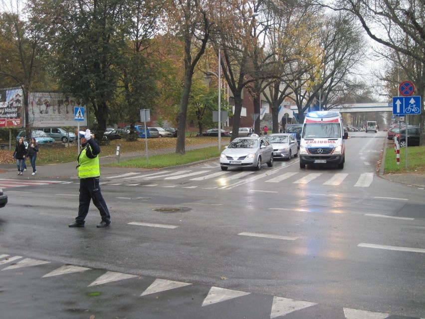 Policja w akcji na skrzyżowaniu ul. Sowińskiego i Radziszewskiego