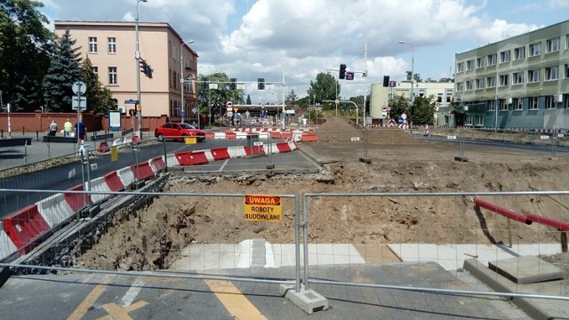 Krajobraz na ul. Długiej zmienił się w ciągu miesiąca zupełnie. Teraz jest tam plac budowy: powstaje „tramwaj na Popowice”. W całym rejonie zmieniono organizację ruchu, a budowlańcy ciężkim sprzętem zniszczyli fragmenty ogródków działkowych i posesji, przygotowując teren pod poszerzenie ulicy.