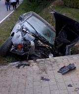 Powiat bocheński. Pijany kierowca zepchnął do rowu dwóch rowerzystów, drugi uderzył w betonowy mur 