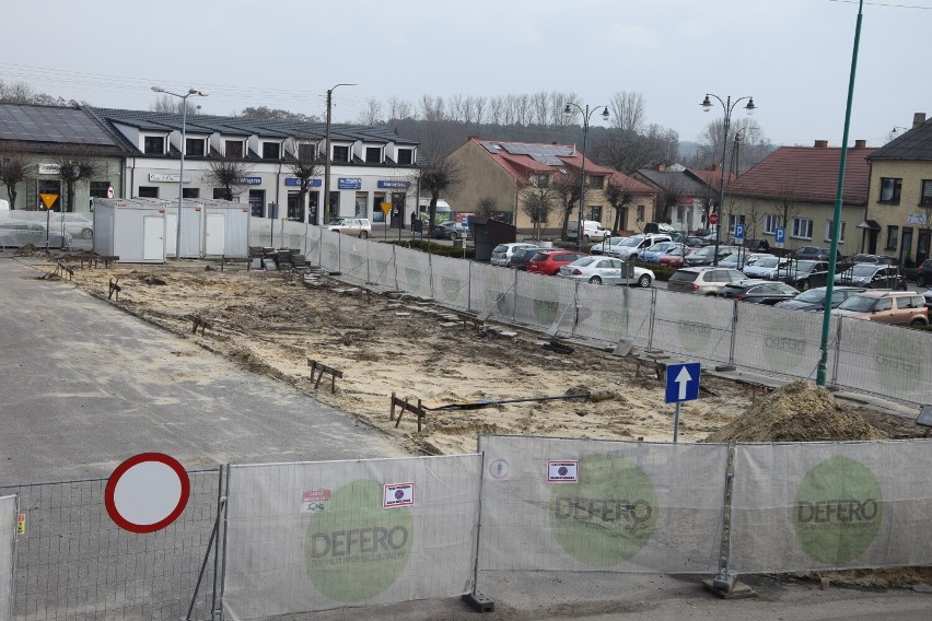 Trwa rewitalizacja Rynku w Burzeninie. Zobacz jak zmienia się centrum miejscowości ZDJĘCIA