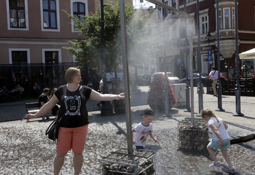 Zraszacze są wielką atrakcją dla najmłodszych, ale nie tylko...