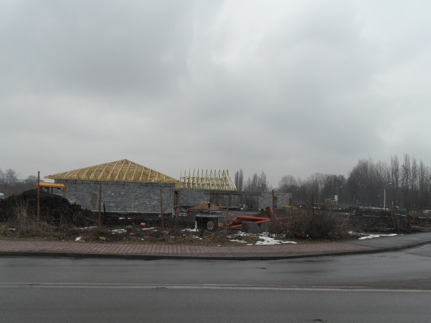 Sosnowiec: budują dach na markecie Netto w Milowicach [ZDJĘCIA]