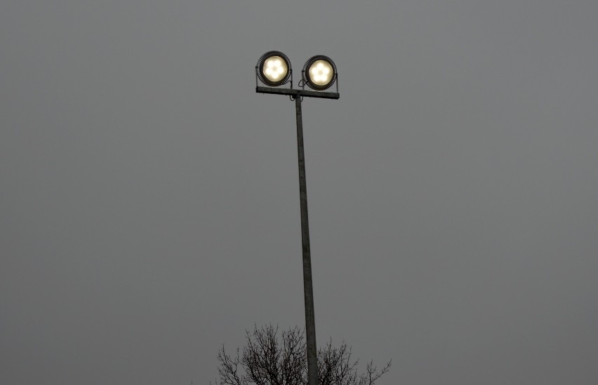 Nowe oświetlenie założyli na bocznym boisku przy ulicy Orłowskiej w Inowrocławiu [zdjęcia] 