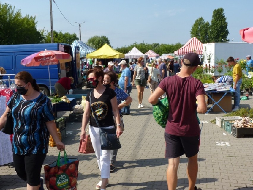 Targowisko w Radomsku. Zasłaniamy usta i nos podczas zakupów? Tak zaleca TBS