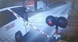 Blisko tragedii pod Krakowem. Autobus slalomem omijał rogatki kolejowe WIDEO