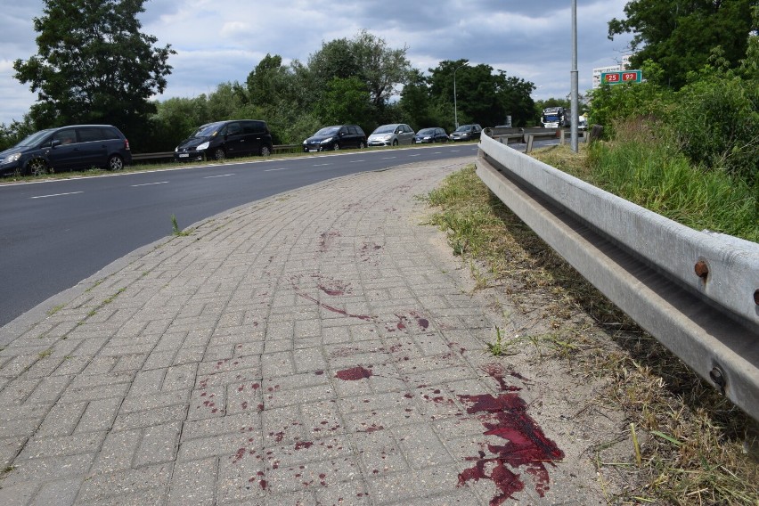 Kałuża krwi na chodniku w Koninie. Pijany rowerzysta wykrwawiał się niedaleko centrum miasta