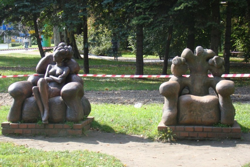 Fotele w Parku Słowackiego przy pl. Powstańców Warszawy