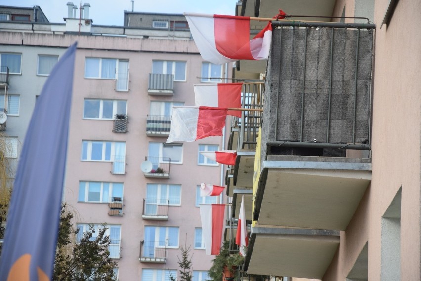 Mieszkańcy w ramach protestu wywiesili na balkonach flagi i...