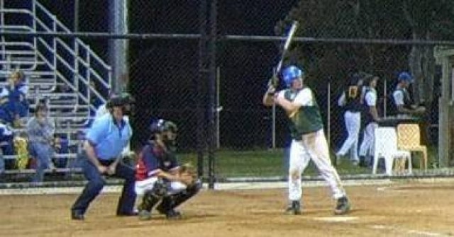 Mecz w softball http://commons.wikimedia.org/wiki/Image:Softball-battercatcherumpireready.jpg